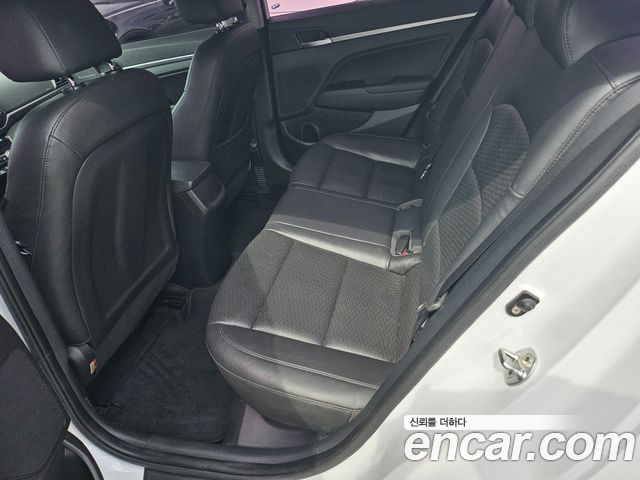 Hyundai Avante — interior