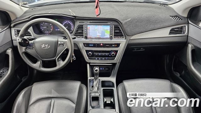 Hyundai Sonata — interior