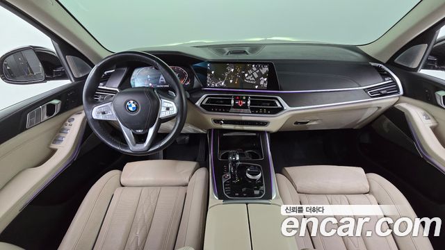 BMW X7 — interior
