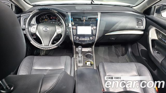 Nissan Altima — interior