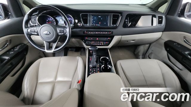 Kia Carnival — interior