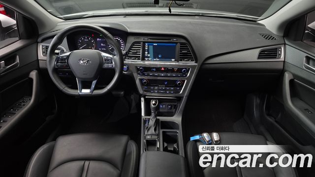 Hyundai Sonata — interior