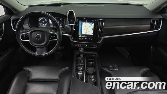 Volvo V90 — interior