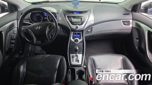 Hyundai Avante — interior