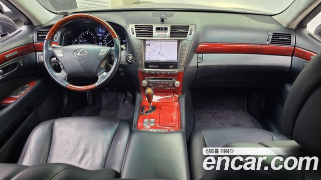 Lexus LS — interior