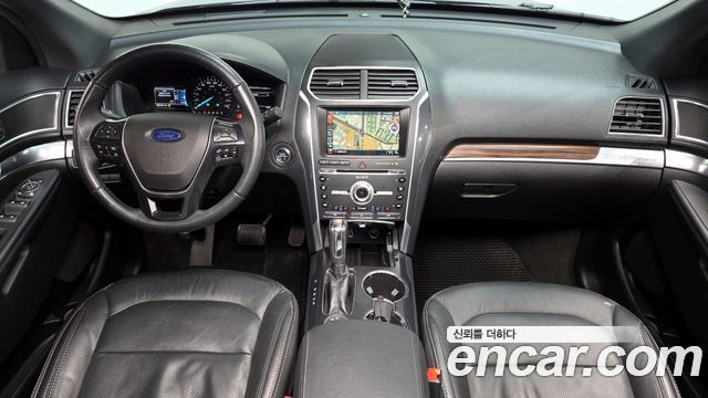 Ford Explorer — interior