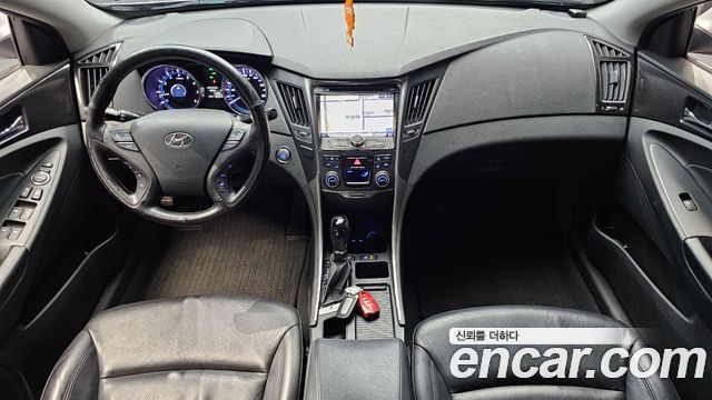 Hyundai Sonata — interior