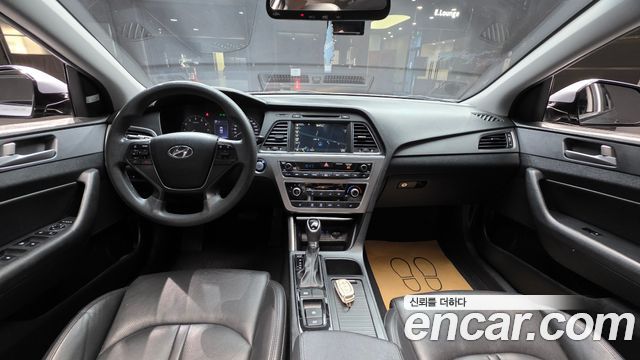 Hyundai Sonata — interior
