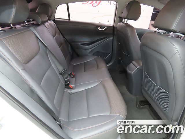 Hyundai Ioniq — interior