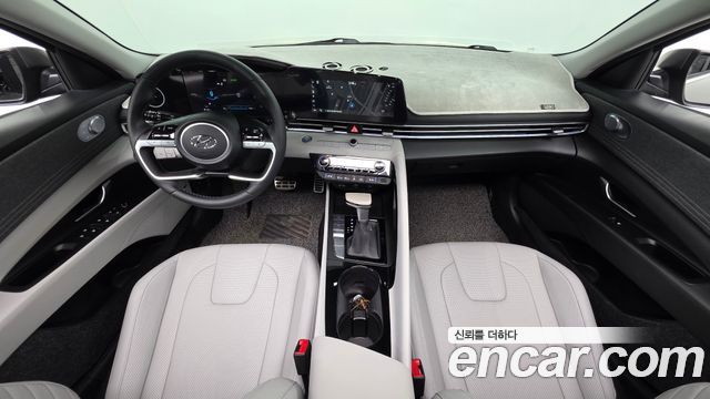 Hyundai Avante — interior