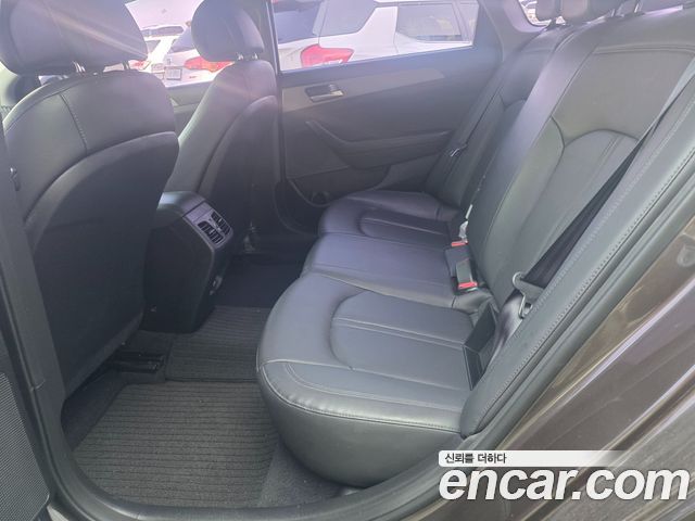 Hyundai Sonata — interior