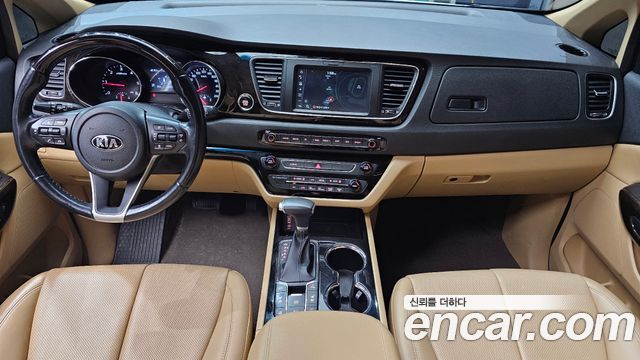 Kia Carnival — interior