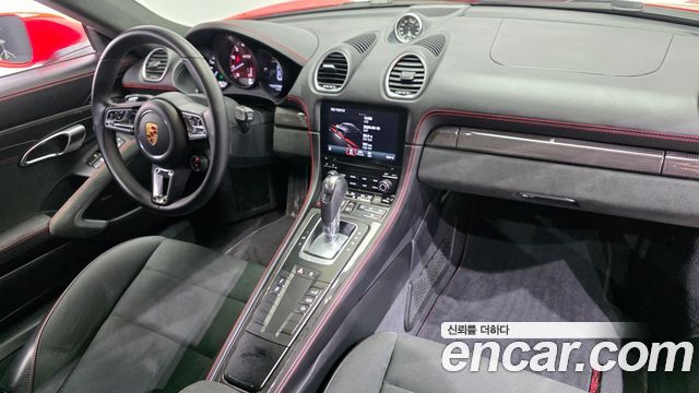 Porsche 718 — interior