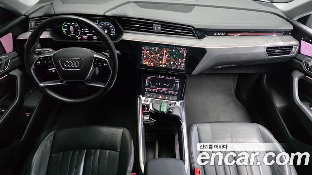 Audi e-tron — interior