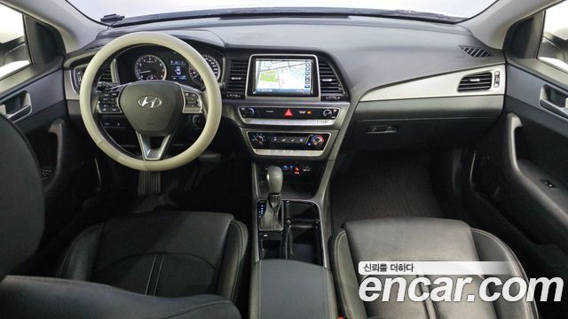 Hyundai Sonata — interior