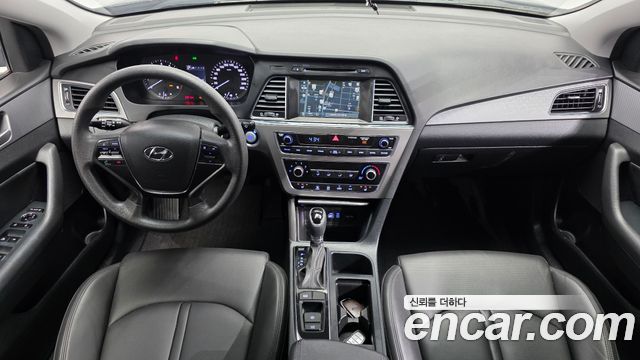 Hyundai Sonata — interior