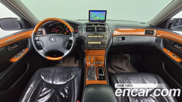 Lexus LS — interior