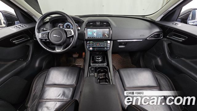Jaguar F-Pace — interior