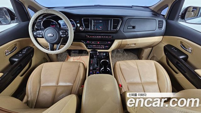 Kia Carnival — interior