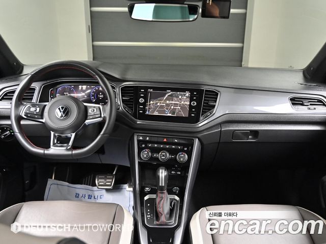 Volkswagen T-Roc — interior