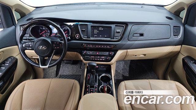 Kia Carnival — interior