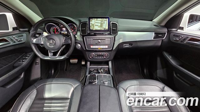 Mercedes-Benz GLE-Class — interior
