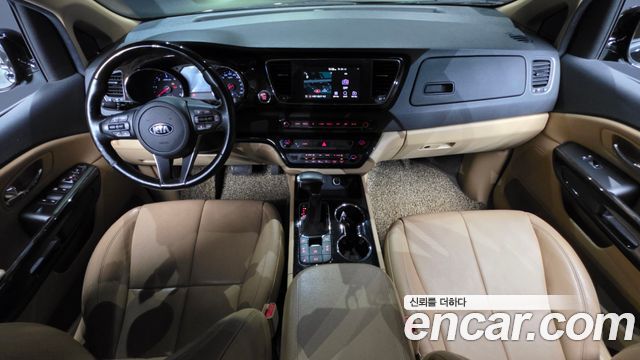 Kia Carnival — interior