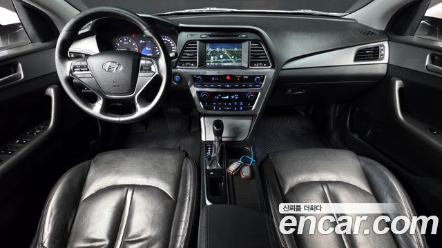 Hyundai Sonata — interior