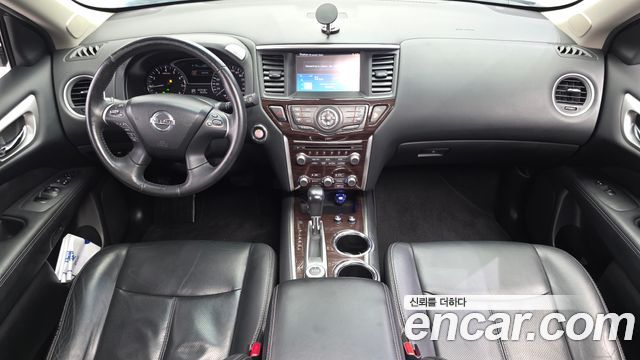 Nissan Pathfinder — interior