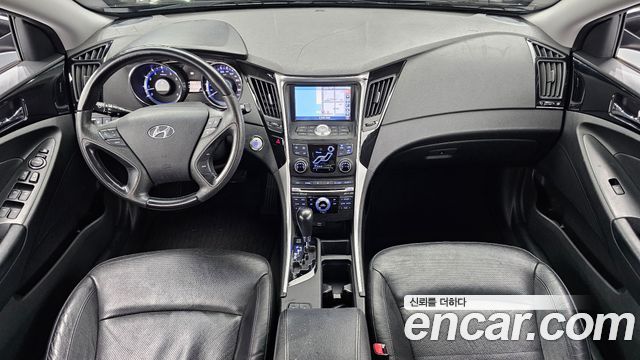 Hyundai Sonata — interior