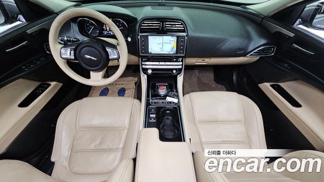 Jaguar XE — interior