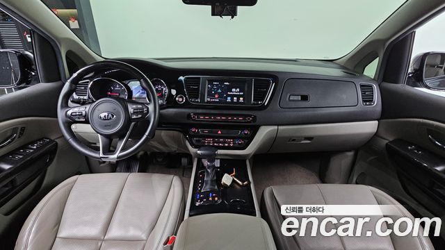 Kia Carnival — interior