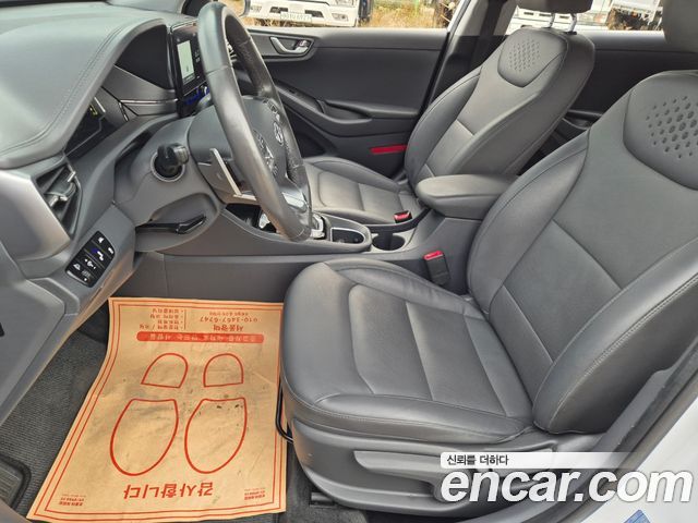 Hyundai Ioniq — interior