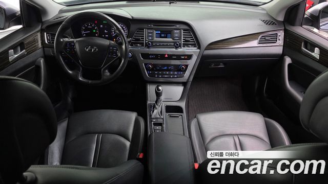 Hyundai Sonata — interior