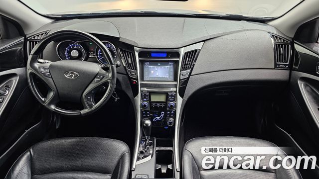 Hyundai Sonata — interior