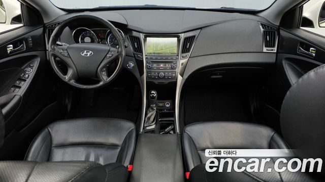 Hyundai Sonata — interior