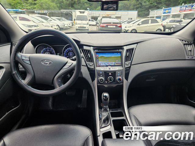 Hyundai Sonata — interior