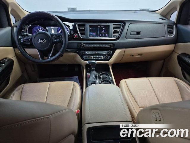 Kia Carnival — interior