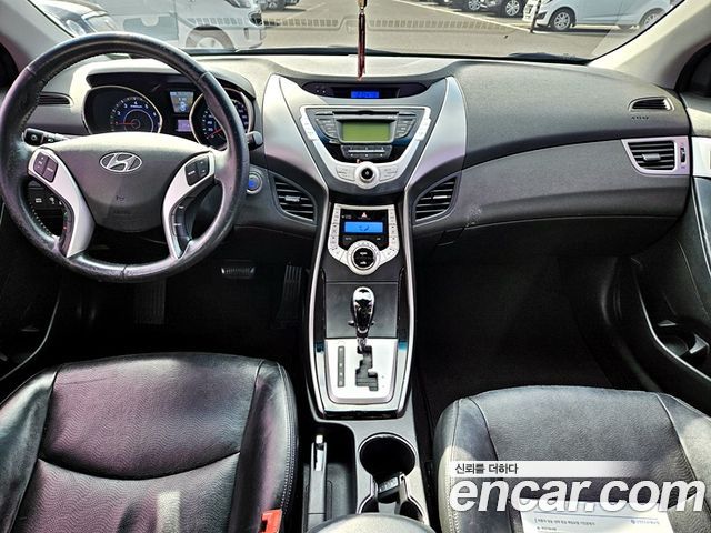 Hyundai Avante — interior