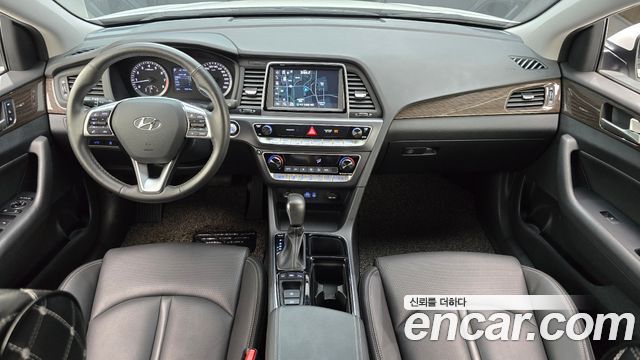 Hyundai Sonata — interior
