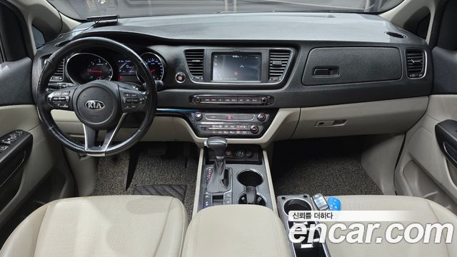 Kia Carnival — interior