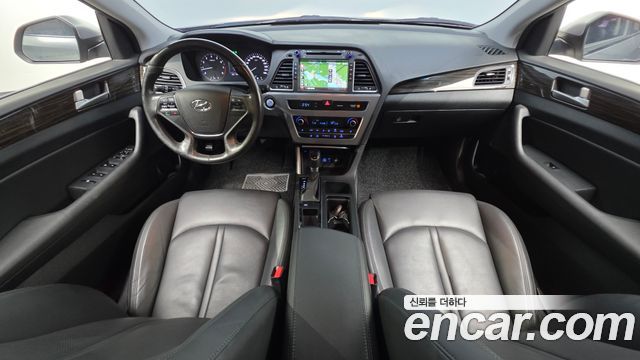 Hyundai Sonata — interior