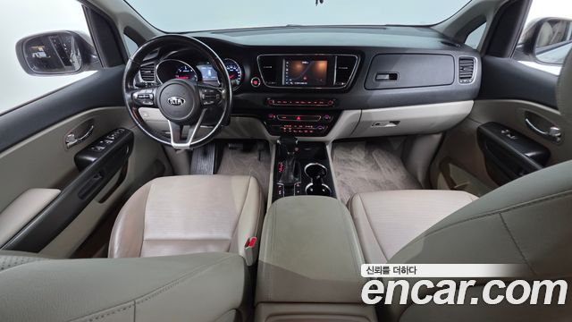 Kia Carnival — interior