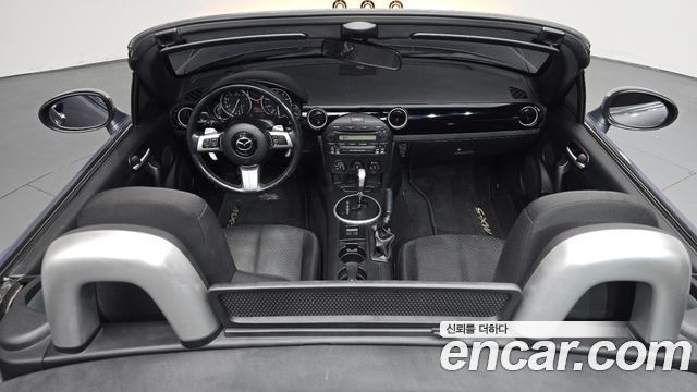 Mazda MX-5 MIATA — interior
