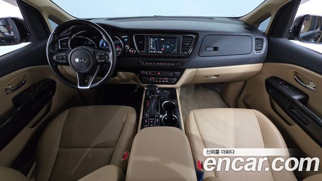 Kia Carnival — interior