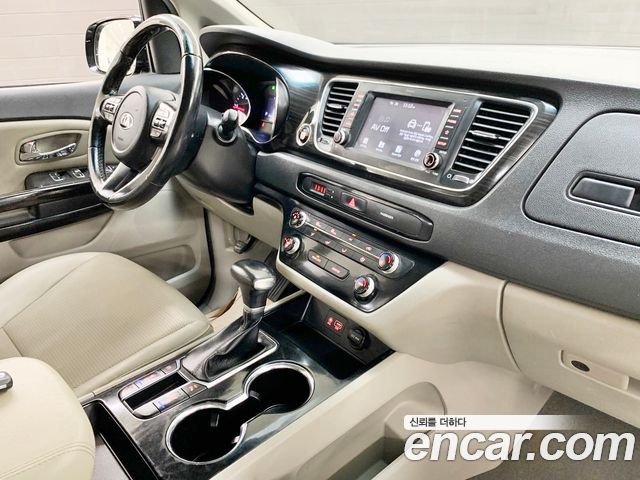 Kia Carnival — interior