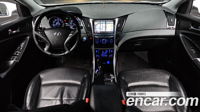 Hyundai Sonata — interior