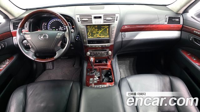 Lexus LS — interior