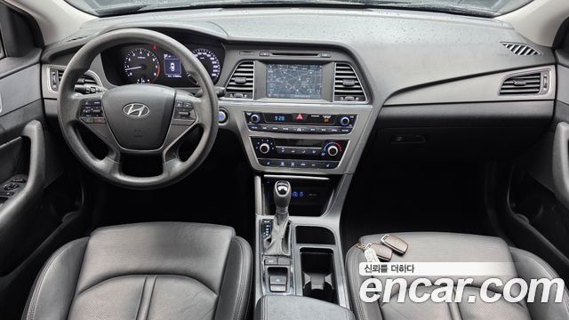 Hyundai Sonata — interior