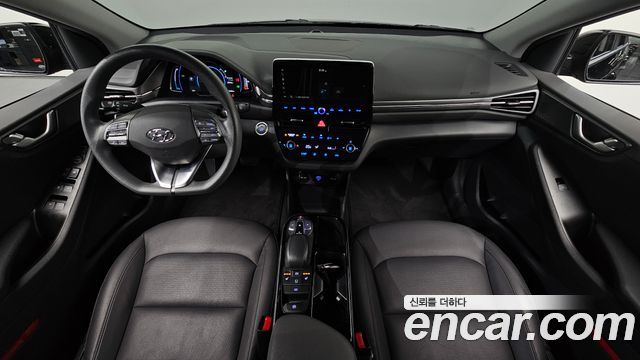 Hyundai Ioniq — interior
